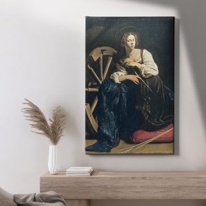 Πίνακας σε καμβά «Αγία Αικατερίνη της Αλεξάνδρειας» του Caravaggio κρεμασμένος σε λευκό τοίχο πάνω από ξύλινο έπιπλο