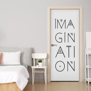 Αυτοκόλλητο πόρτας IMAGINATION — η λέξη IMAGINATION σε λεπτή, γεωμετρική τυπογραφία, τοποθετημένο σε πόρτα δωματίου