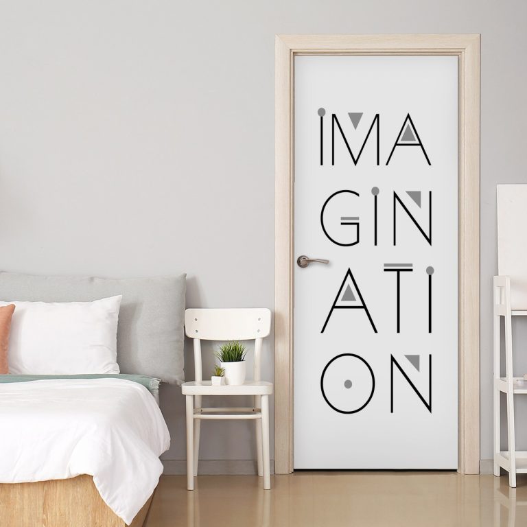 Αυτοκόλλητο πόρτας IMAGINATION — η λέξη IMAGINATION σε λεπτή, γεωμετρική τυπογραφία, τοποθετημένο σε πόρτα δωματίου