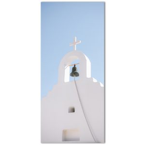Το σχέδιο του αυτοκόλλητου πόρτας Καμπαναριό στις Κυκλάδες: ασβεστωμένο καμπαναριό με σταυρό κάτω από καθαρό γαλάζιο ουρανό