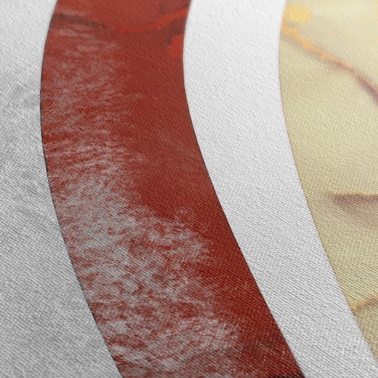 Κοντινή λήψη στην ύφανση του καμβά με λεπτομέρεια από τη μαρμάρινη υφή μέσα στις ζώνες του τόξου