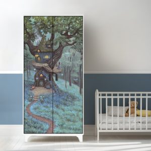 Παιδικό αυτοκόλλητο ντουλάπας Bluebell Treetop σε ντουλάπα παιδικού δωματίου — δεντρόσπιτο στο δάσος με μπλε καμπανούλες