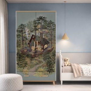 Παιδικό αυτοκόλλητο ντουλάπας Tiny Woodland Shop σε ντουλάπα παιδικού δωματίου — μαγαζάκι σε δεντρόσπιτο στο πευκοδάσος