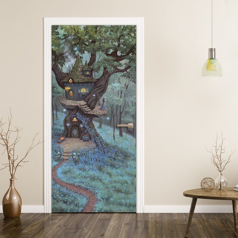 Αυτοκόλλητο πόρτας Bluebell Treetop σε πόρτα δωματίου — δεντρόσπιτο στο δάσος με μπλε καμπανούλες
