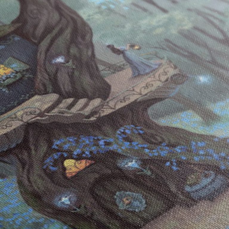 Κοντινή λήψη στην ύφανση του καμβά «Bluebell Treetop» με λεπτομέρειες της ζωγραφικής