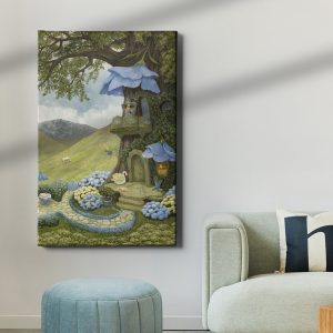 Πίνακας σε καμβά «Blueberry Blues» κρεμασμένος σε τοίχο — σπίτι σε κορμό δέντρου με κήπο από ορτανσίες
