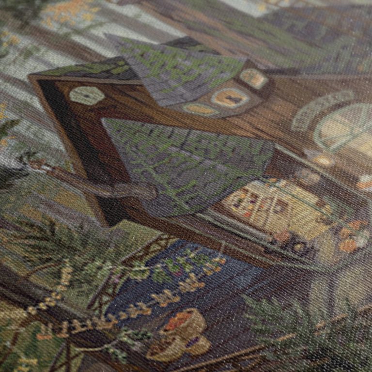 Κοντινή λήψη στην ύφανση του καμβά «Tiny Woodland Shop» με λεπτομέρειες της ζωγραφικής