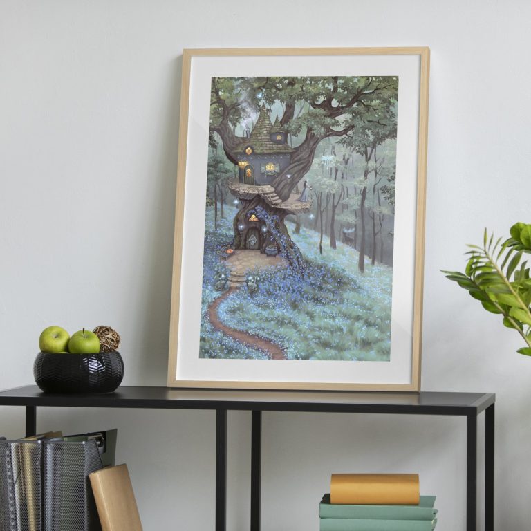 Πόστερ Bluebell Treetop σε κορνίζα σε παιδικό δωμάτιο — δεντρόσπιτο στο δάσος με μπλε καμπανούλες