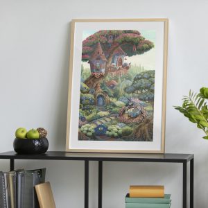 Πόστερ Bluebird Cottage σε κορνίζα σε παιδικό δωμάτιο — μπλε σπιτάκι σε ανθισμένο δέντρο με ροζ λουλούδια