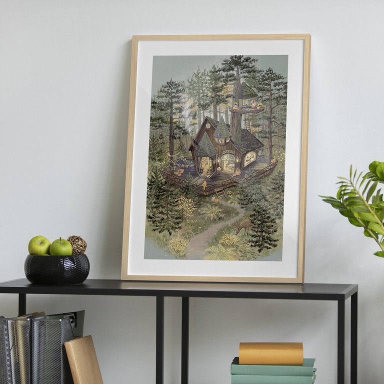 Πόστερ Tiny Woodland Shop σε κορνίζα σε παιδικό δωμάτιο — μαγαζάκι σε δεντρόσπιτο στο πευκοδάσος
