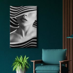 Πίνακας σε καμβά «Γυναίκα με Ριγέ Καπέλο» κρεμασμένος σε τοίχο δωματίου