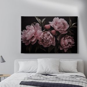 Πίνακας σε καμβά «Ροζ Παιώνιες σε Μαύρο» κρεμασμένος σε τοίχο δωματίου