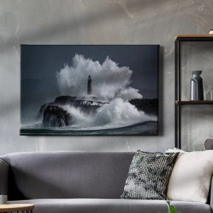 Πίνακας σε καμβά «Φάρος στην Καταιγίδα» κρεμασμένος σε τοίχο δωματίου